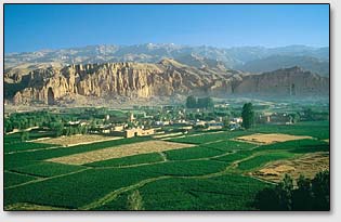 Бамианская долина на фоне горной гряды Гиндукуш.