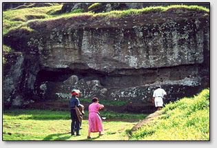 Неоконченный моаи в скале вулканической породы.