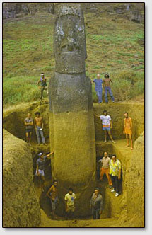 10-ти метровый моаи, освобождённый археологами от плена осадочных пород.