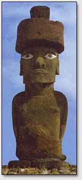 Современное воссоздание каменной статуи моаи с белыми глазами.