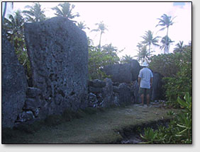 Мараэ Анини [marae anini] - остатки гигантского мегалитического строения на острове Хуахине, 2003 год. Обратите внимание на изъеденные ракушечников стороны камня на переднем плане.