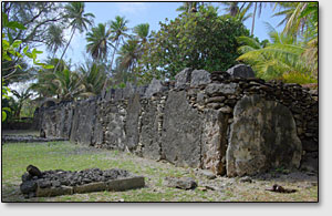 Реставрированное мегалитическое строение Мараэ Мануну [Marae Manunu] на остров Хуахине [Huahine].