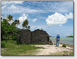 Прибрежная мараэ на южной стороне острова Хуахине.