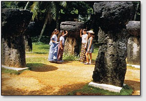 Парк "каменных бокалов" им. сенатора Ангэля Сантоса Лэйтт [Senator Angel Santos Latte Stone Park] в деревне Аганья [Hagatna].