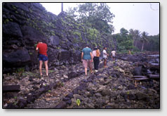 Гигантские базальтовые валуны-блоки в основании некоторых стен развалин Нан Мадол весят до 50 тонн.