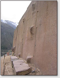 Точечные выступы на блоках на вершине террас Олантайтамбои, а также тонкие каменные прослойки между отдельными строительными блоками (вид сбоку).