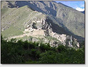 Вид на склоны гор с остатками древних руин рядом с городом Ольянтайтамбо.