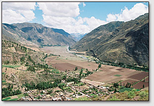 Священная долина Урубамба (Urubamba) в районе поселения Ольянтайтамбо, часть которого видна внизу фотографии.