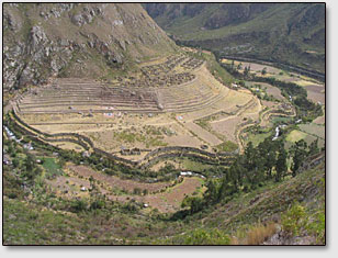 Развалины древнего селения Ллактапата (Llactapata), 2600 м над уровнем моря.