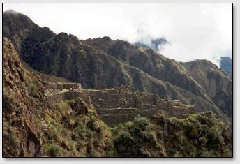 Развалины древнего высокогорного селения Сайакмарка (Sayacmarca), 3600 м над уровнем моря.