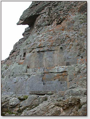 Каменоломня, расположенная неподалёку от городка Олантайтамбо, откуда лемурийцы добывали строительные блоки для своих строений. Обратите внимание на характерные точечные выступы и гладкую поверхность ниш.