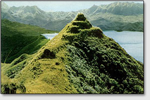 Вид на прибрежную зону острова Рапа-Ити с высоты руин возле деревни Моронга Ута (фото из книги Тур Хейердала Аку Аку).