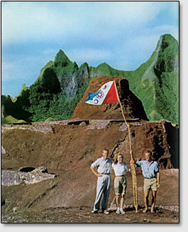 Тур Хейердал, его жена Ивонн, Билл, руководивший раскопками (фото из книги Тур Хейердала Аку Аку).