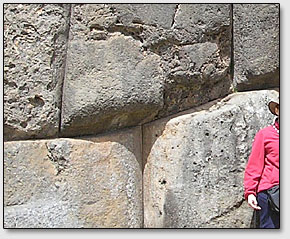 Крупный вид на стены Саксахуаман, показывающий точную подгонку блоков друг к другу.
