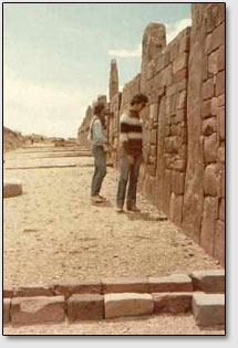 Туристы возле стен Каласасайя, отреставрированных современными карликовыми археологами.