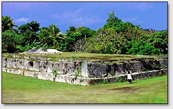 Гигантские площадки (ланги) у деревни Лапаха [Lapaha] на острове Тонгатапу.