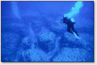 Возле острова Керама (Kerama) под водой были обнаружены гигантские каменные проходы-лабиринты.
