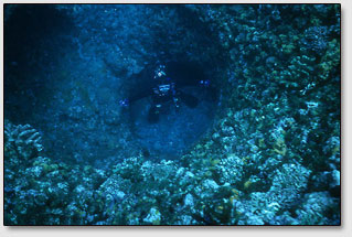 Возле острова Агуни (Aguni), Окинава, обнаружены следы гигантских отверстий.