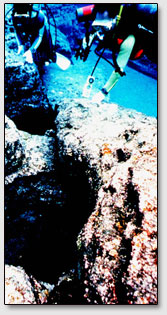 Шахты-отверстия круглой формы в блоках подводных руин острова Йонагуни [Yonaguni].