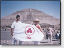Friedensbanner neben den mexikanischen Pyramiden