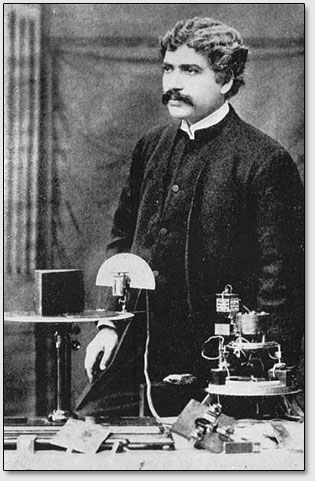 Джагадиш Чандра Босе рядом со своим прибором по изучению свойств электромагнитных волн. Английское Королевское Общество, 1896 г.