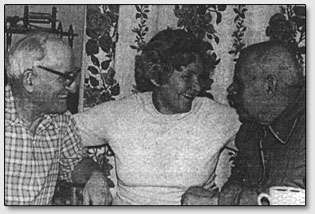 Слева направо: С.Д.Кирлиан, О.Е Криворотова, А.Е.Криворотов. Дома у супругов Кирлиан в Краснодаре.