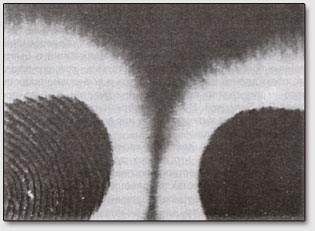 Фото 1. Контуры пальцев правой и левой руки субъекта, находящихся в резонансном электрическом поле, напряженностью 40 кв/м (по снимку видна динамика электростатического взаимодействия между руками субъекта). Авторы - супруги Кирлиан