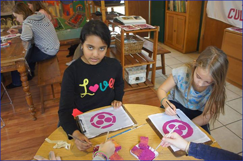 Дети из Центра Живой Этики рисуют Знамя Мира на уроке о Пакте Рериха