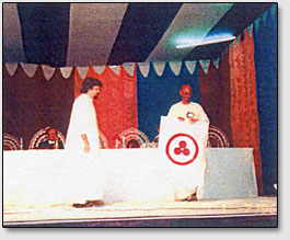 Аласабаль вручает Знамя Мира д-ру А.К.Бхаттачарья, Кулькутта, 1996 г.