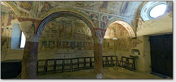 Внутренний вид церкви Святой Троицы в г. Храстовле. На стене сразу над стульями виден ряд человеческих фигур, т.н. "пляски смерти".