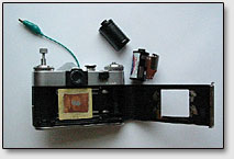 Фото. 4. Приспособление для фиксации кирлиан-эффекта на фотоплёнку в виде переделанного фотоаппарата "Зенит", пустая фотокассета и полная фотокассета.