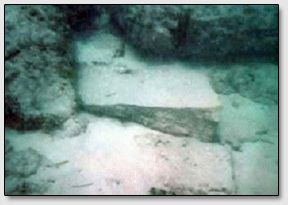 Яркий пример каменного клина, подпирающего одну из плит "Дороги Бимини", что вероятно делалось древними атлантами для выравнивания поверхности дороги, выложенной плитами. 