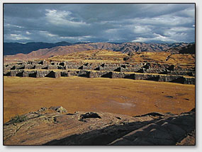 Площадь перед стенами Саксауамана и скала с Троном Инка (ступенчатая площадка в нижней правой части фотографии).