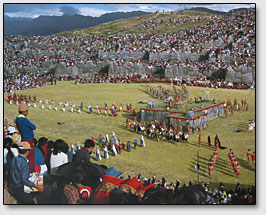 Торжества возле стен Саксахуаман во имя праздника солнца Инти Раими (Inti Raimi) 24 июня каждого года (вид со скалы Трона Инки).