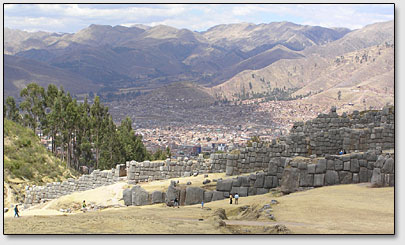 Вид от стен Саксауаман на город Куско.