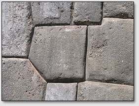 Блоки стен Саксахуамана имеют различную многогранную форму.