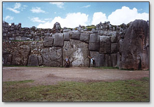 Гигантские строительные блоки Саксауамана. Слева на фото видна работа современных "карликовых" реставраторов, заполнивших проёмы своими крошечными камнями.