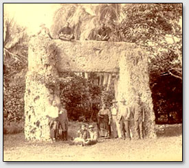 Фотография циклопической арки "Ха'амонга А Мауи", сделанная в 1880-х годах.