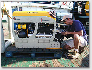 Корабль Ulises имеет на своей палубе глубоководного робота, который может погружаться на 2-километровую глубину, собирать образцы со дна и делать видеосъёмку очень хорошего качества.
